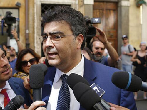 Corsaro contro Fiano: è bufera. Renzi: "Ora deve dimettersi"