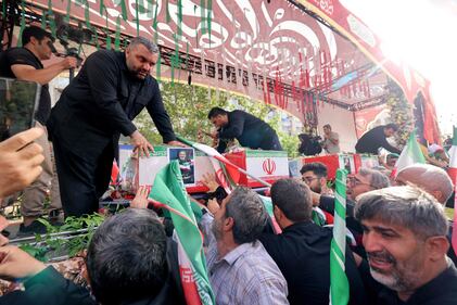 Teheran scende in piazza per i funerali dei "martiri" della guerra dei 12 giorni 15