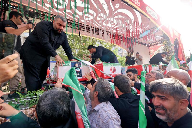 Teheran scende in piazza per i funerali dei "martiri" della guerra dei 12 giorni 15