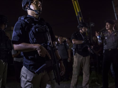 Indonesia, attacco alla polizia