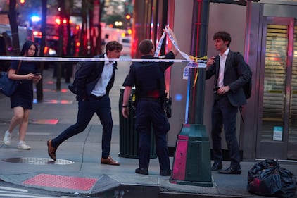 New York, l'intervento di poliziotti e medici dopo l'assalto nel grattacielo 5