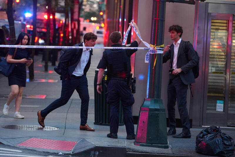New York, l'intervento di poliziotti e medici dopo l'assalto nel grattacielo 5