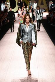 Monica Bellucci e le star in passerella per Dolce & Gabbana 7