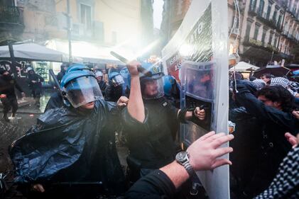 Manifestazione contro il G7 a Napoli 1