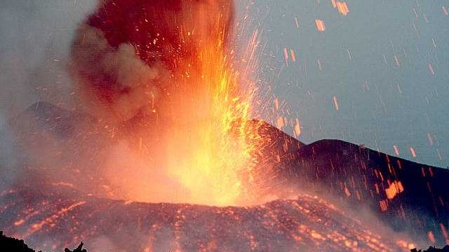 L'esplosione poi la pioggia di cenere: 11 morti per l'eruzione di un vulcano in Indonesia
