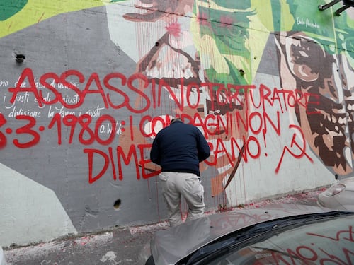 "Assassino, torturatore". Imbrattato il murales del generale Dalla Chiesa