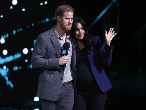 "Il cambio di cognome? Non è un’ offesa". E ora il Principe Harry rassicura la Regina