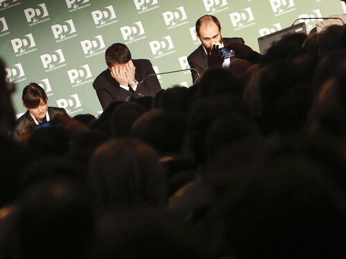 "Non siete abbastanza felici". E Renzi manda i dirigenti di Palazzo Chigi a scuola da una maga