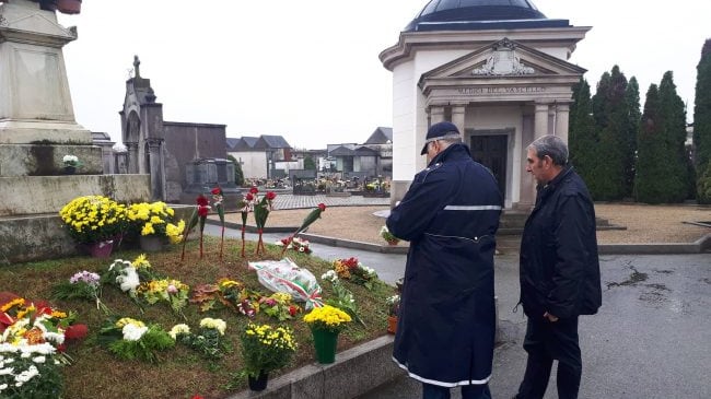 Venaria, il sindaco grillino butta i fiori dei caduti della Repubblica Sociale