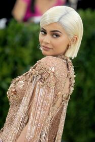 Kylie Jenner sexy alla finestra 14