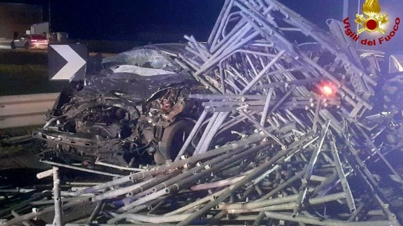 Furgone perde il carico in strada, l'autista fugge: due morti