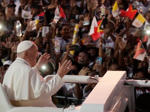 Timor Est, in 600mila alla messa del Papa. "La Chiesa che non va nelle periferie è malata"