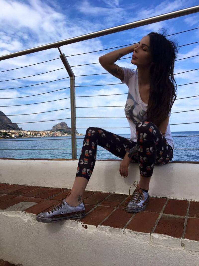 Nina Moric sexy su Facebook 4