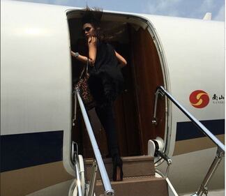 Victoria Beckham a Singapore lotta contro l'umidità che le arriccia i capelli 5