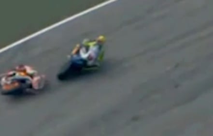 La fotosequenza dello scontro tra Rossi e Marquez 1