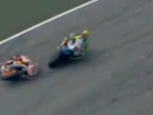 La fotosequenza dello scontro tra Rossi e Marquez