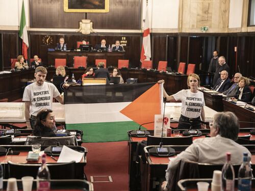 Cori per Hannoun e caos in Consiglio