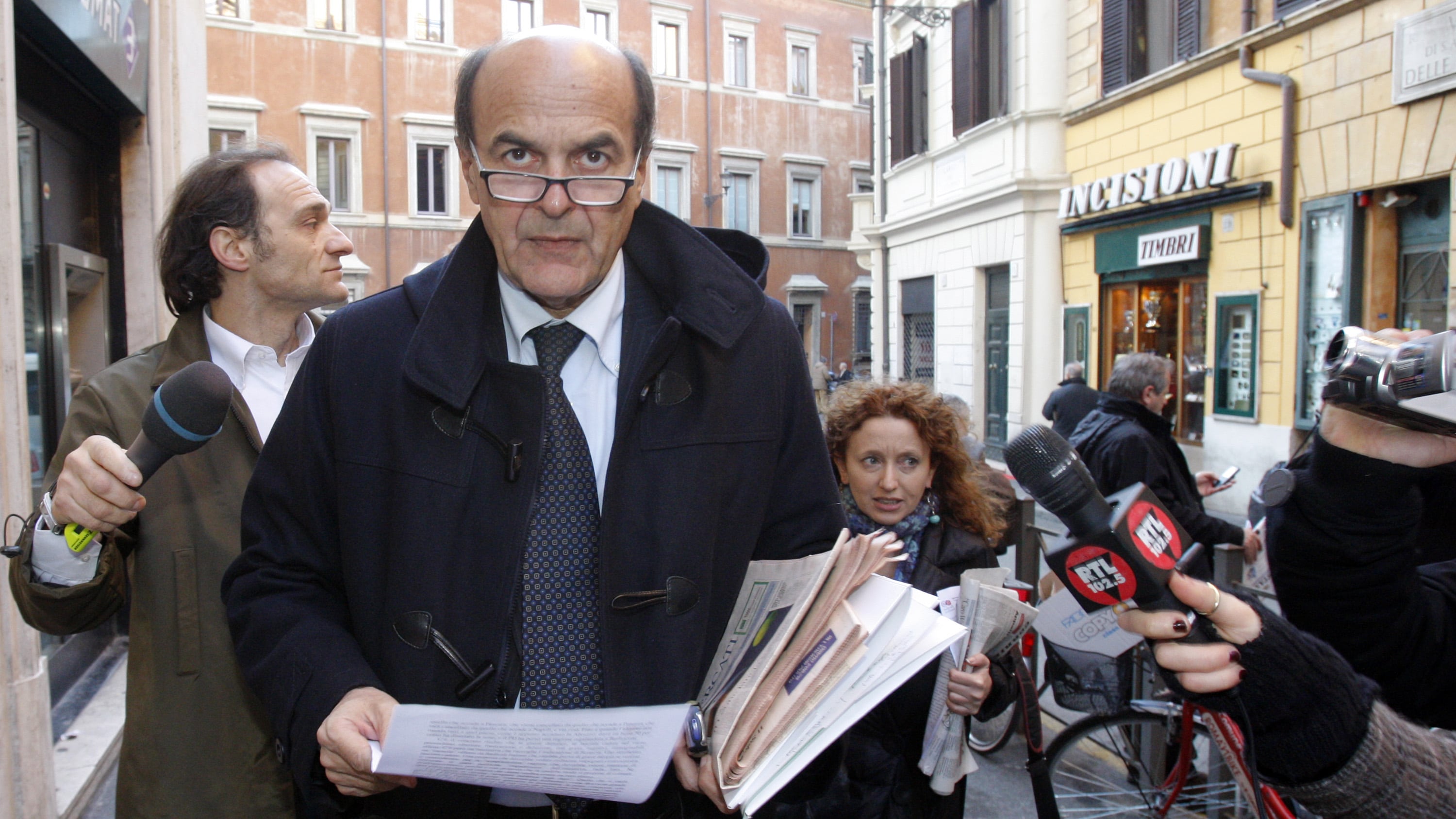 Il Pd all'ultima spiaggia corteggia i grillini col conflitto d'interessi