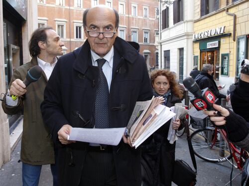 Il Pd all'ultima spiaggia corteggia i grillini col conflitto d'interessi