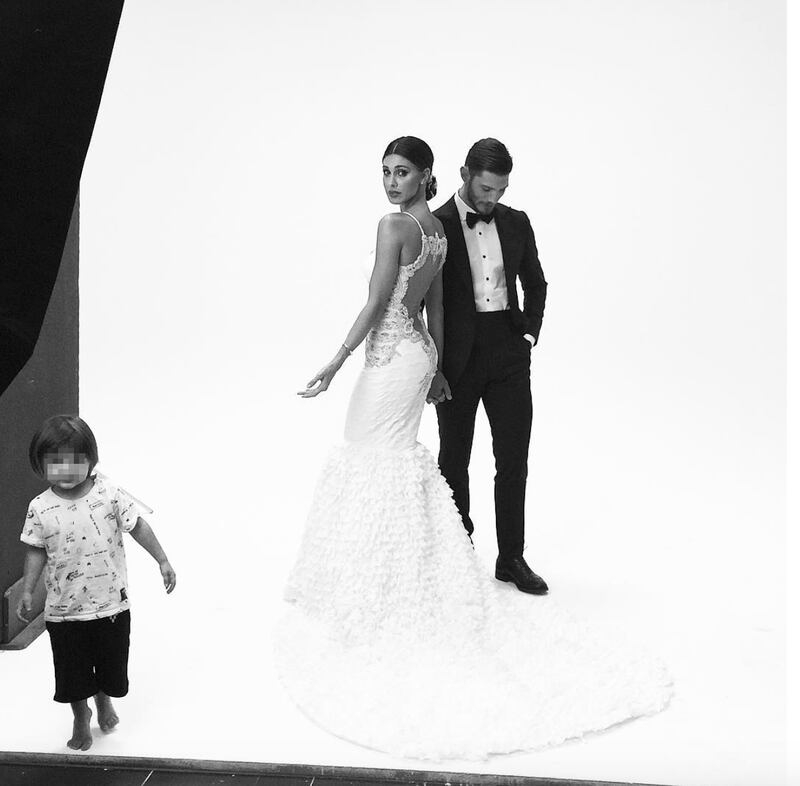 Belen Rodriguez sexy in abito da sposa 3