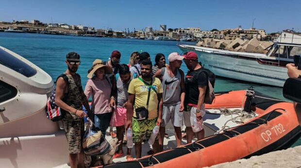 Ecco chi sono davvero i migranti sbarcati con cappello e barboncino