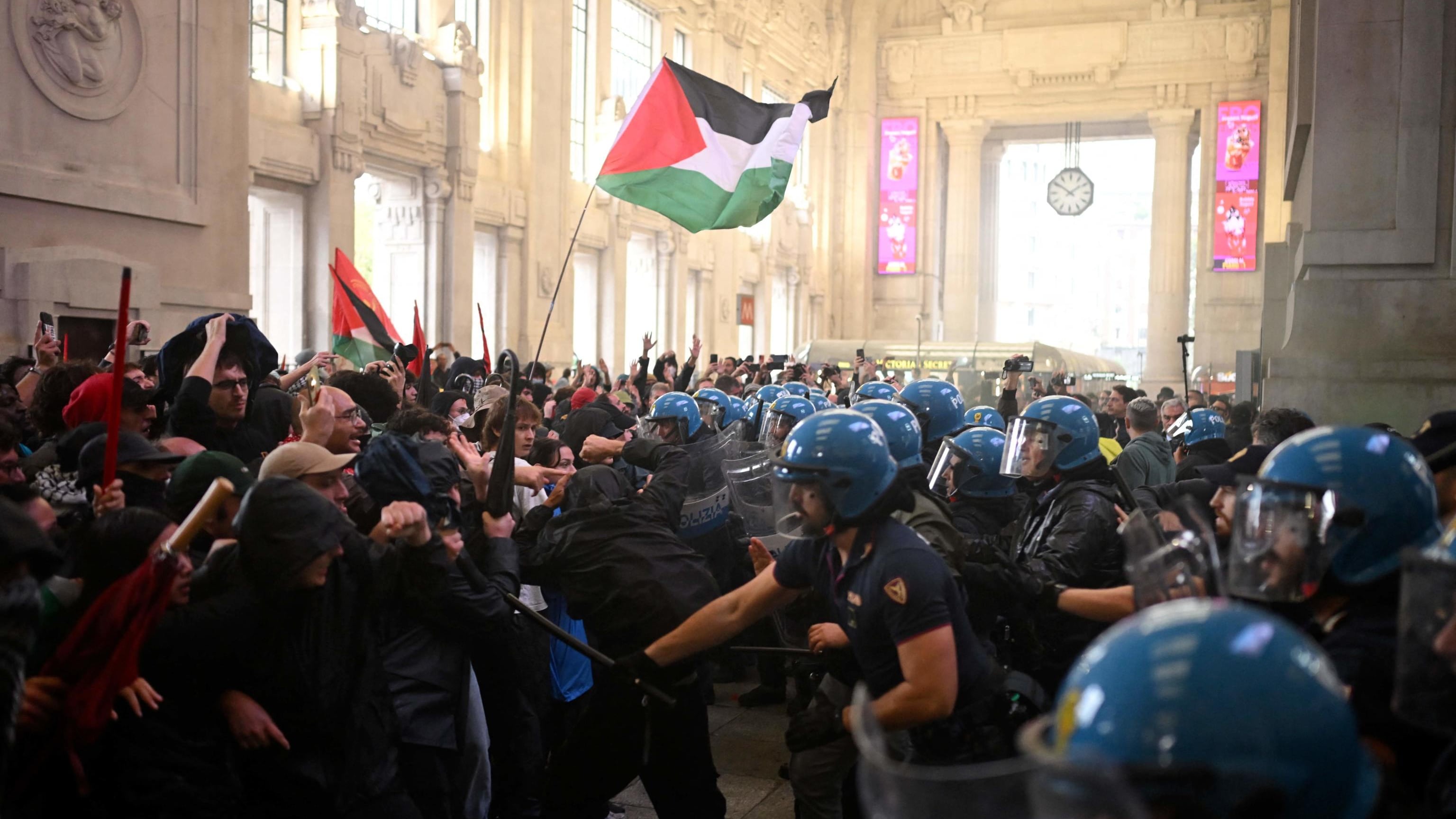Caos a Milano, pro Pal liberi. "Così possono studiare"