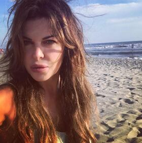 Alba Parietti sexy in spiaggia 7