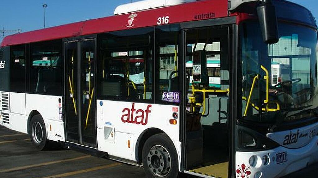 Terrore sull'autobus, egiziano ferisce 2 persone con coltello