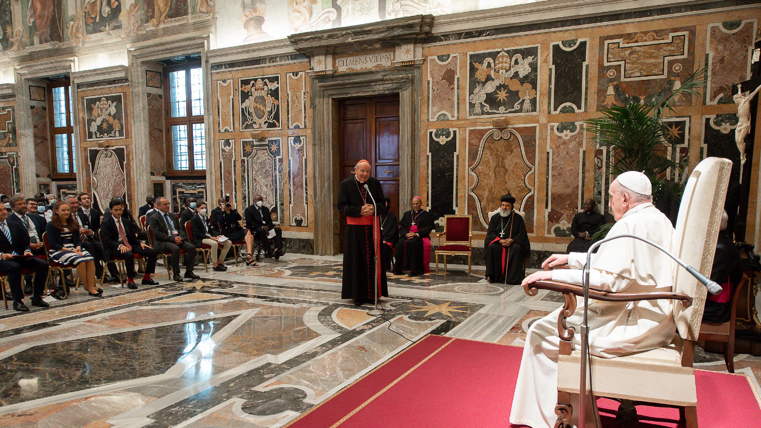 Il Papa sofferente striglia i politici: "Servite il bene non il tornaconto"