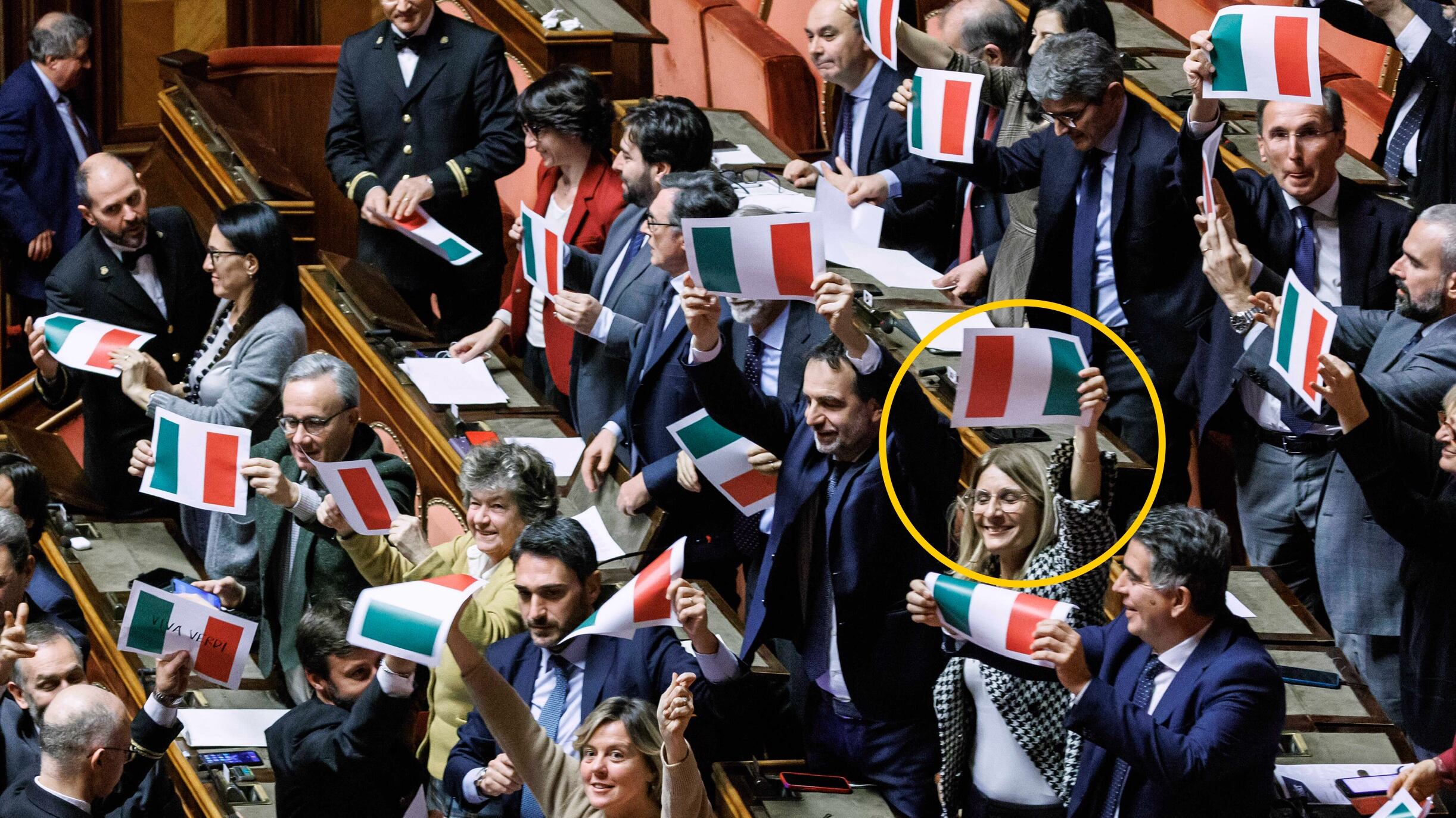 La Malpezzi contro il ddl Calderoli. Ma espone il Tricolore al contrario