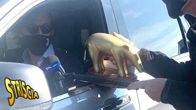 Tapiro d'Oro a Pirlo. La frase sul suo futuro: "Colomba? Speriamo..."