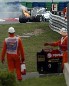 La Mercedes di Hamilton va in fiamme 8