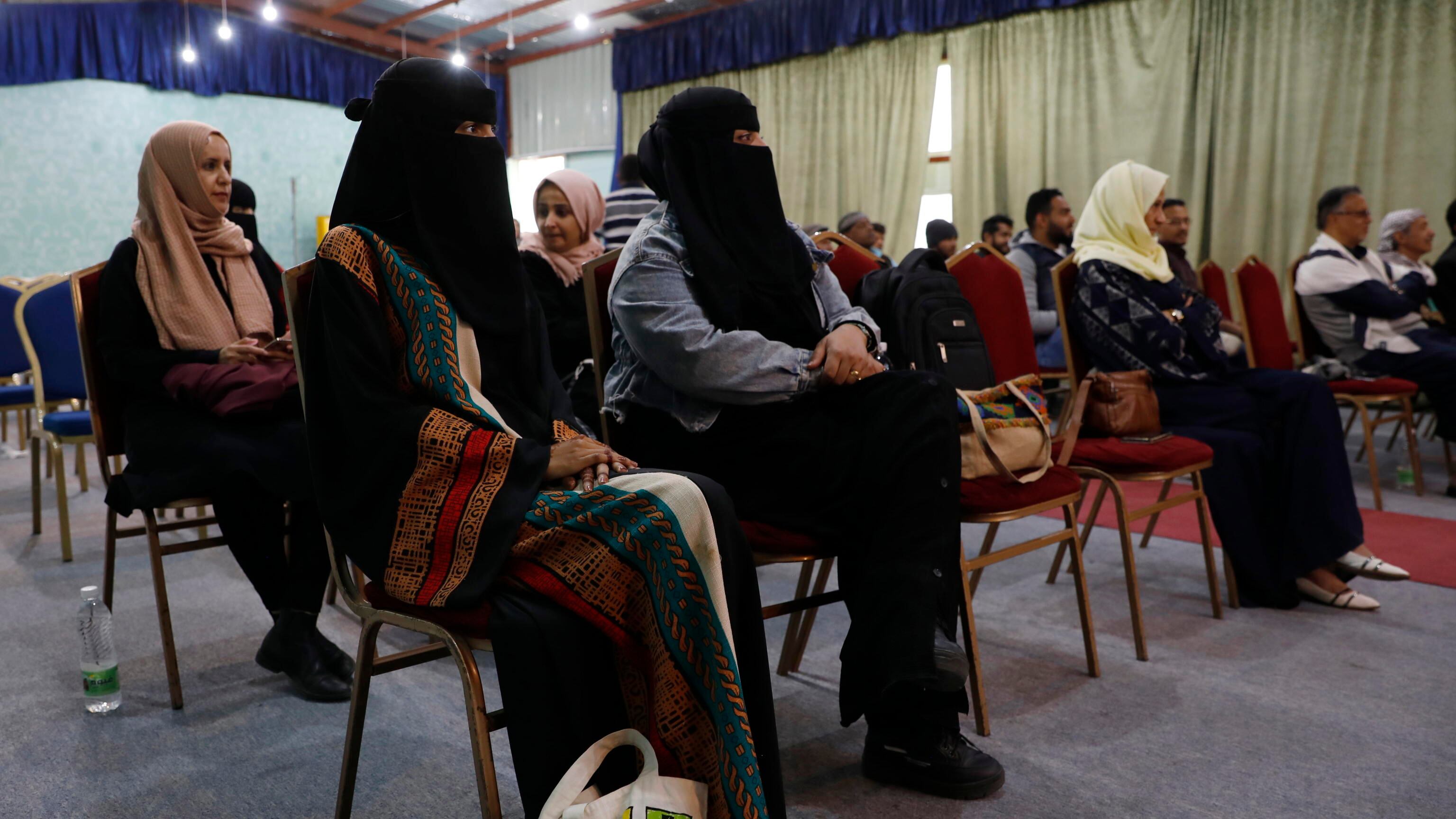 Proibisce l'abaya a una studentessa. Preside minacciato di morte in Francia