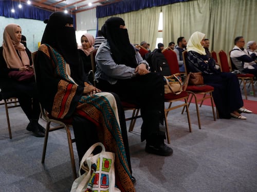 Proibisce l'abaya a una studentessa. Preside minacciato di morte in Francia