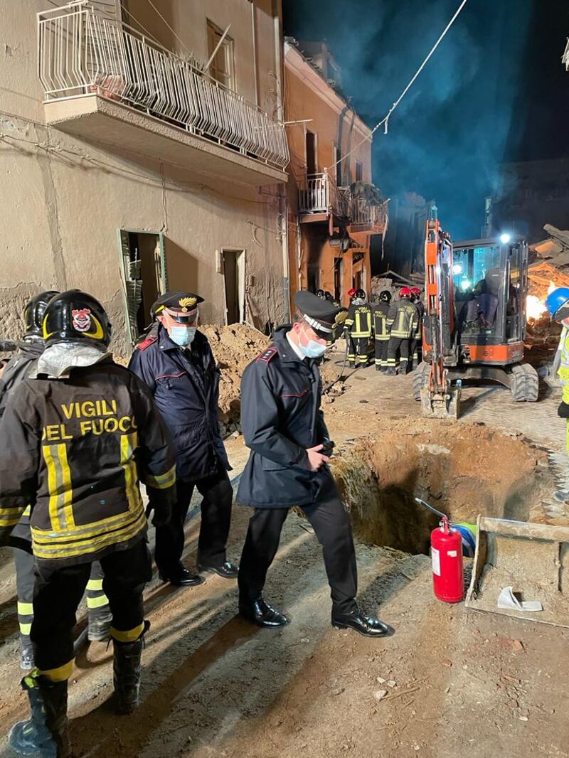 Forze dell'ordine al lavoro tra le macerie