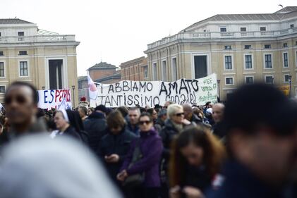 I fedeli abbracciano il Papa 14
