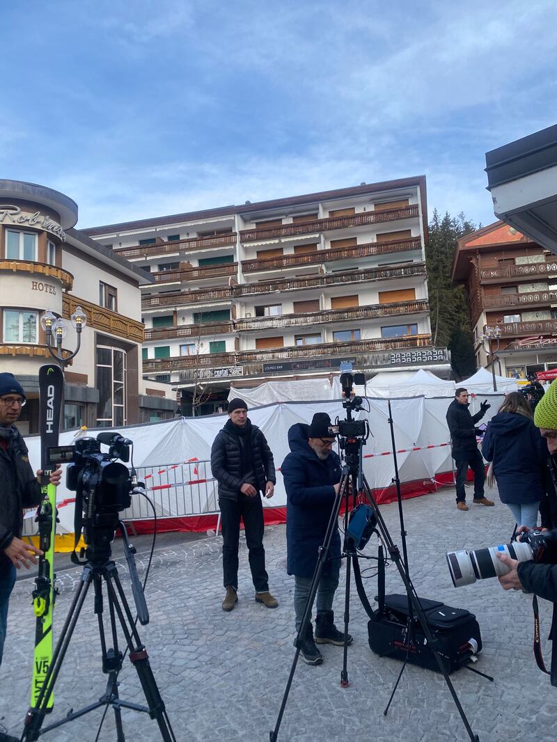 Crans-Montana, candele e lumini rossi sul luogo della strage 14