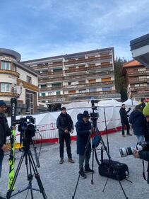 Crans-Montana, candele e lumini rossi sul luogo della strage 14