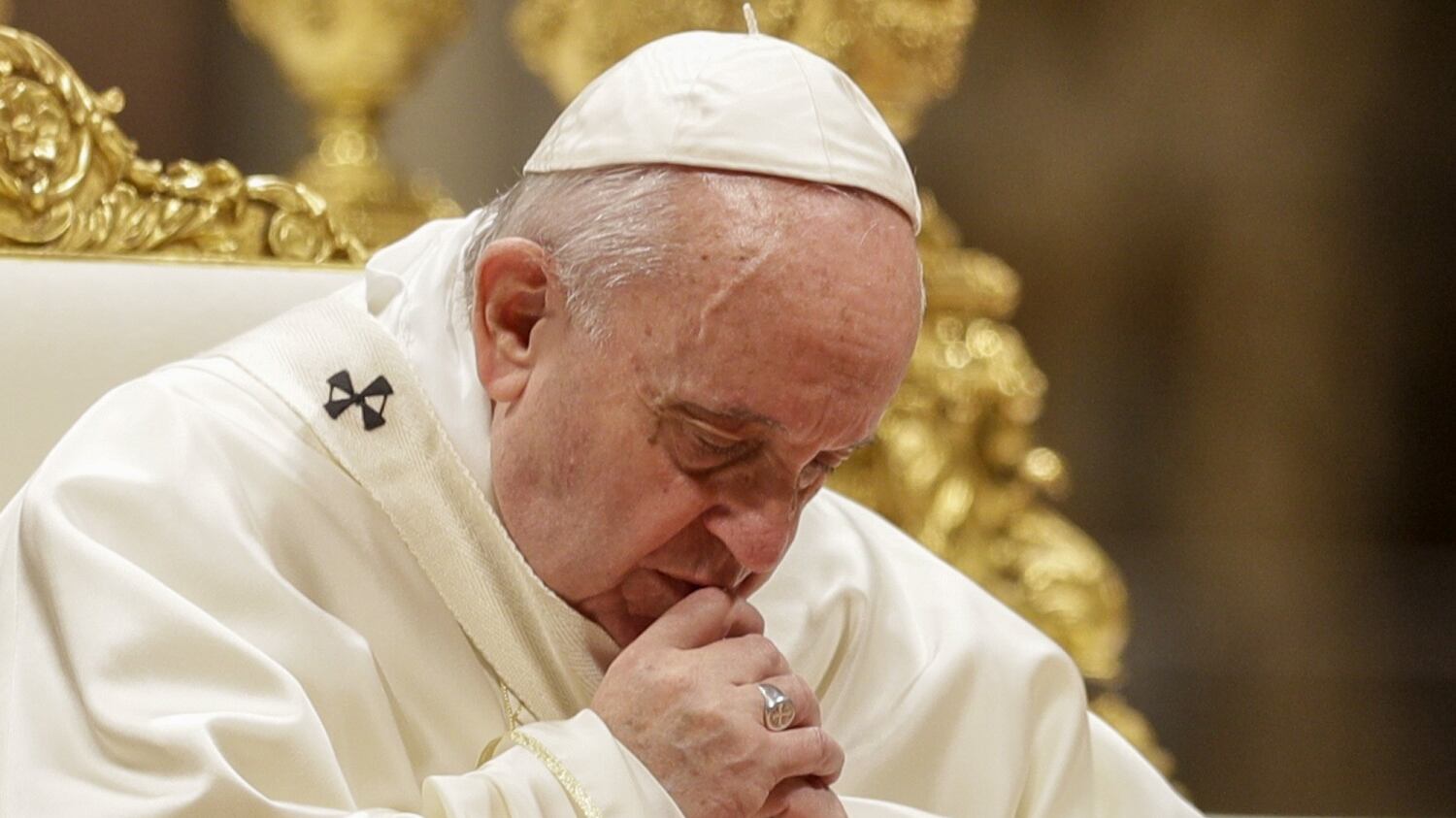 Papa Francesco e l'esortazione post-sinodo: "Non ci sarà nessuna svolta sui preti sposati"