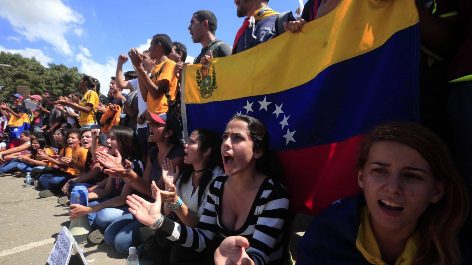 Nel Venezuela in crisi nera le donne si vendono pure i capelli