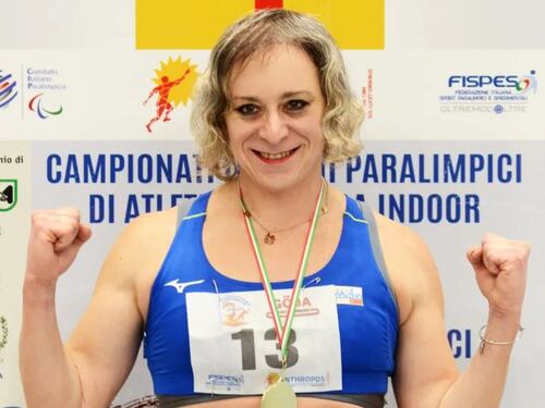 L'atleta trans fa incetta di medaglie. Le colleghe donne: "Noi discriminate"