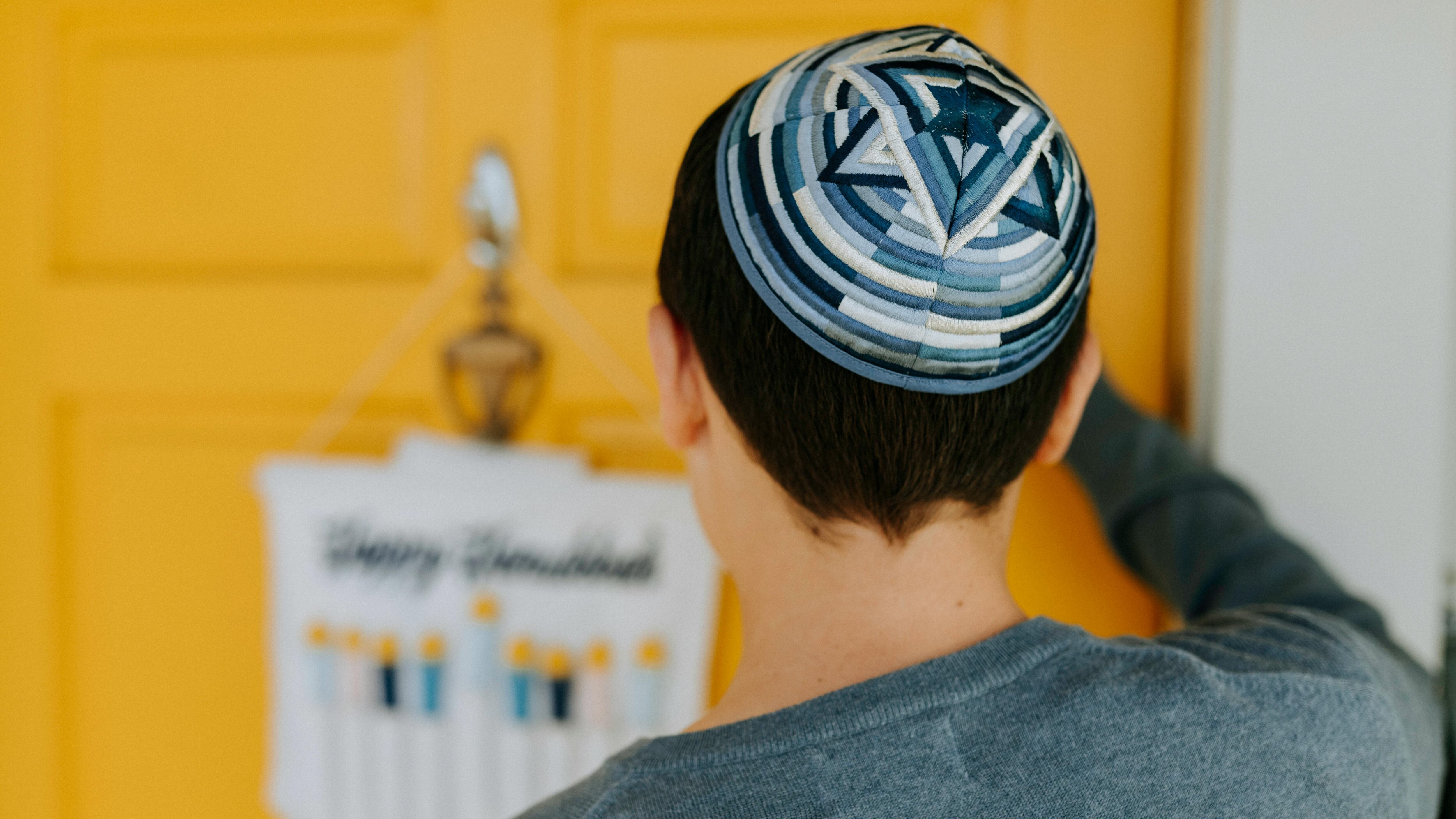 Aggredito per la kippah. Ottolenghi (Ucei): "Diminuscono sempre di più gli spazi di libertà"