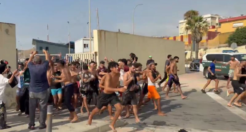 Migranti tentano di entrare nell'enclave spagnola di Ceuta dal Marocco