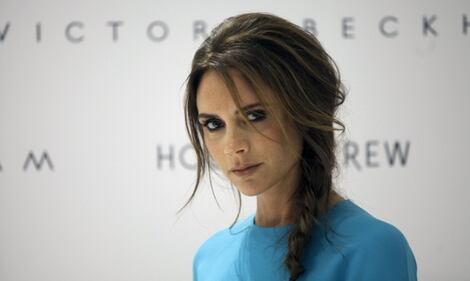 Victoria Beckham a Singapore lotta contro l'umidità che le arriccia i capelli 7