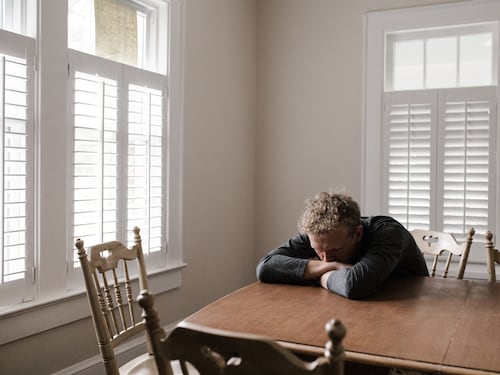Depressione, dolori al torace e rischio ictus. Chi guarisce dal virus non esce dall'incubo