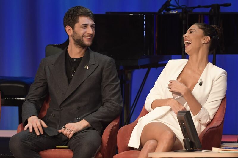 Belen Rodriguez sexy al Maurizio Costanzo Show 5