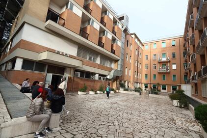 Roma, evacuati i pazienti dell'ospedale Villa San Pietro per un incendio 3