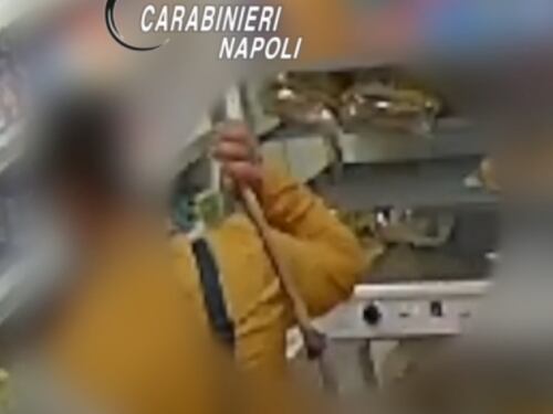 Napoli, rapina con piccone in un minimarket: la vittima è il fratello