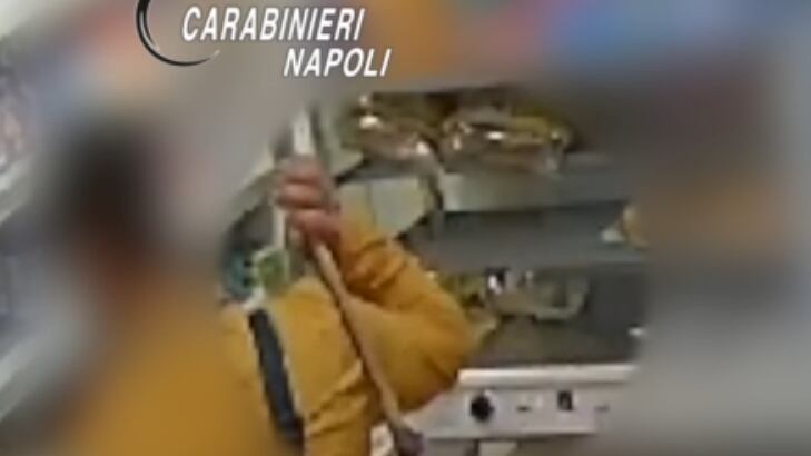 Napoli, rapina con piccone in un minimarket: la vittima è il fratello