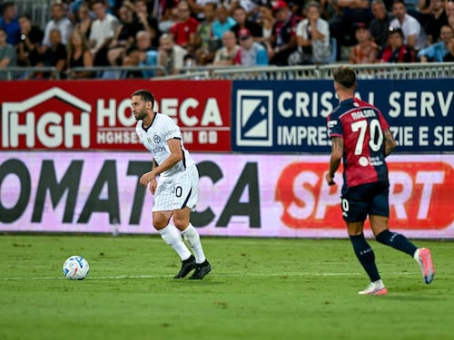 All’Inter basta il gol di Calhanoglu per battere il Cagliari e tornare in testa